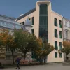 Bár a látványképen kevésbé jön át, de a sarok üvegezésében a szemközti oldal tükröződésével felidéződik az elbontandó kedves kis buzogánytorony is